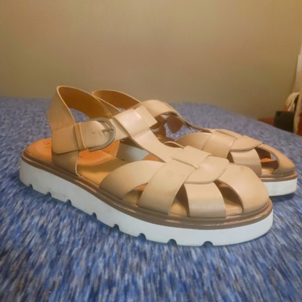 Woman's saddles